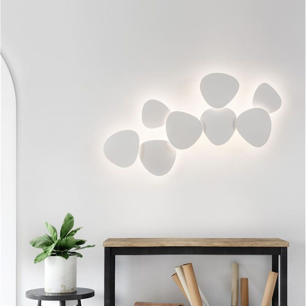 Moderne Cronus LED Wandleuchte in Weiß, dekorativ angeordnet, ideal für zeitgemäße Wohnräume.