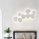Cronus LED Wandleuchte Weiß an einer modernen Wand mit einer stilvollen Dekoration.