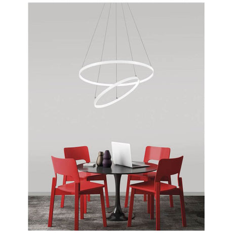 Moderne Dea LED Hängelampe Verstellbar über einem runden Tisch mit roten Stühlen.
