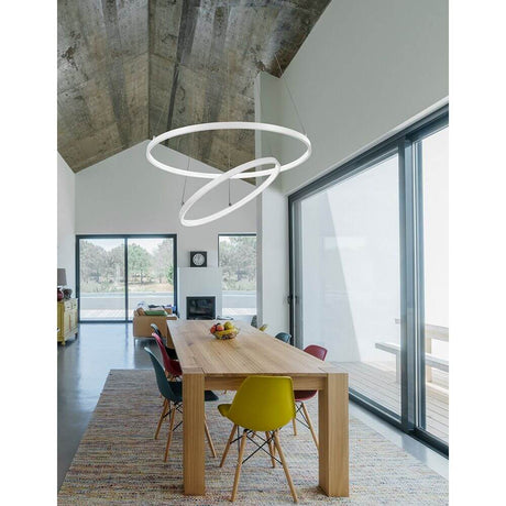 Dea LED-pendellampe Ø 60 cm Hvit over et moderne spisebord i et lysfylt rom.