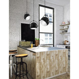 Moderne Küche mit Degli Metall Hängelampe und Holzbarstühlen, elegant und einladend.