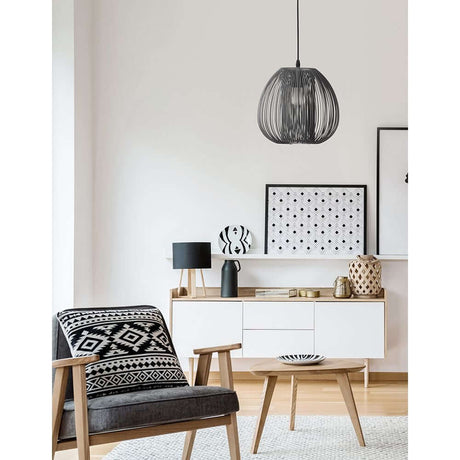 Desire Pendelleuchte Ø 28cm in modernem Wohnraum über einem grauen Stuhl und einem weißen Sideboard.