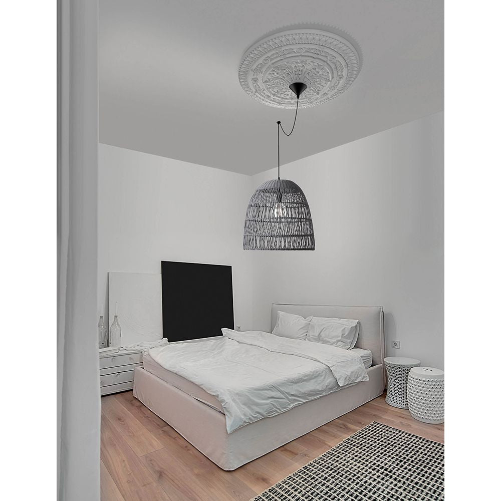Moderne Schlafzimmeransicht mit grauer Rattan-Hängelampe und schlichtem Doppelbett.