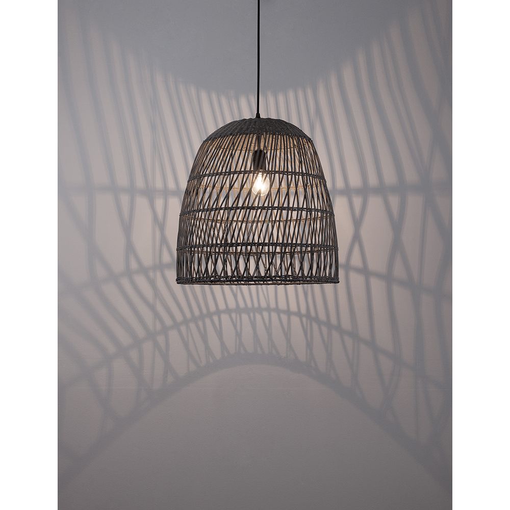 Pendelleuchte aus grauem Rattan im Ethno-Stil, erzeugt wunderschöne Schatten an der Wand.