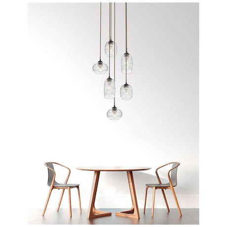 Devon glasspendelampe 6-flg. oppheng over moderne spisebord med to stoler.