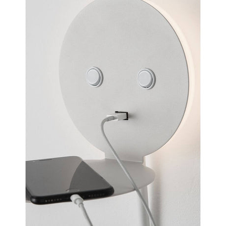 Eclip LED Wandlampe mit USB, detailierte Ansicht der Wandhalterung mit USB-Anschluss und Ablage für Handy.