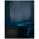 Elettra LED Pendellampe 60cm goldene Aluminium-Stableuchte über blauem Wohnzimmer-Sofa