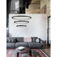 Empatia LED Hängelampe 3 Ringe über einem modernen Wohnzimmer mit minimalistischem Design.