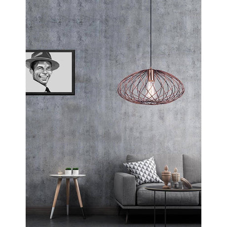 Nova Luce Eriberto pendellampe i metall i rustfarget finish i en moderne stue med kunst og møbler.