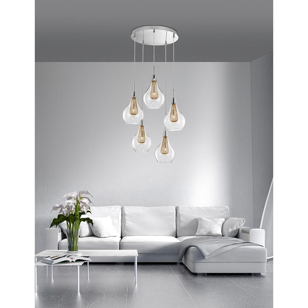 Filo Hängelampe 5-flammig in modernem Design über einem eleganten weißen Sofa.