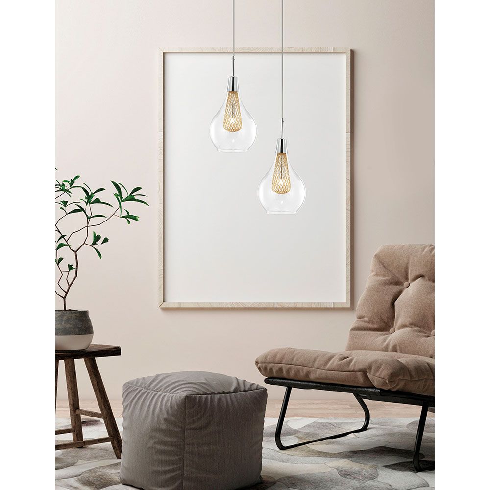 Moderne Filo Glas-Hängelampe in klar und gold in stilvollem Wohnzimmer mit Pflanze und gemütlichem Stuhl.