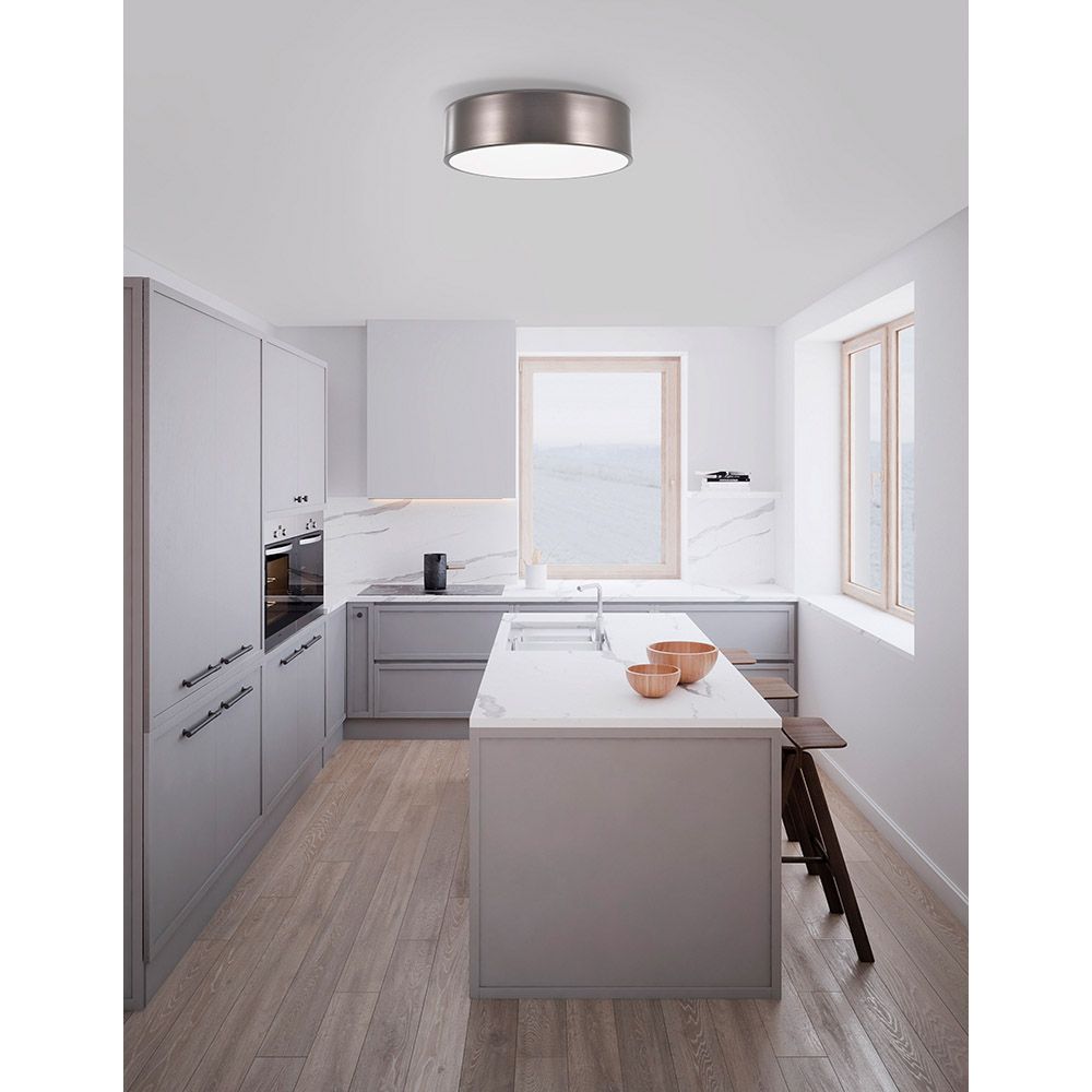 Moderne Deckenlampe aus der Finezza-Serie in schickem Kücheninterieur mit mattem Metall.