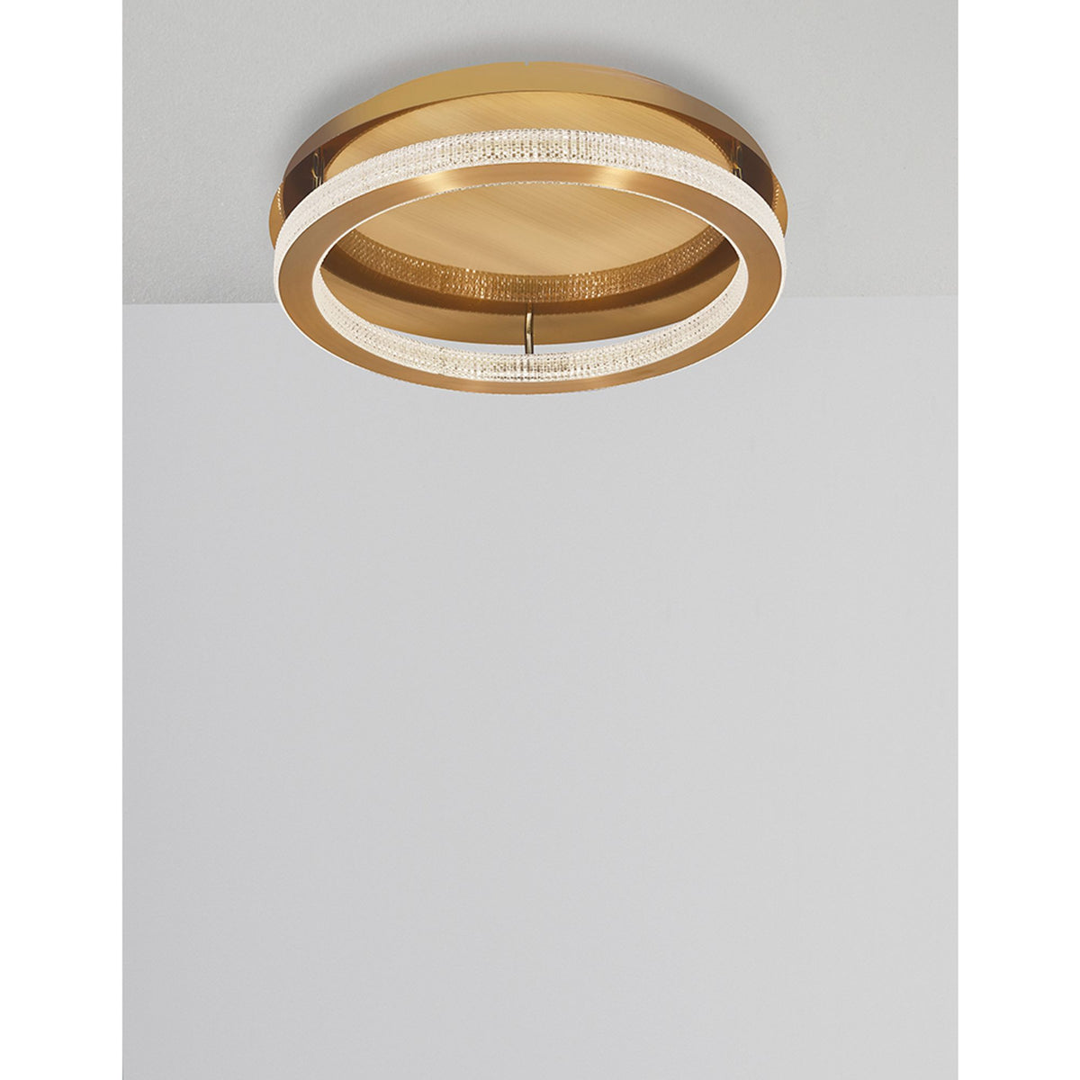 Fiore LED Deckenlampe in Antik-Gold mit rundem Design und integriertem LED-Lichtband, montiert an weißer Decke