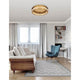 Fiore LED Deckenlampe Antik-Gold in modernem Wohnraum mit bequemer Couch und stilvollem Stuhl.