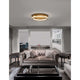 Fiore LED Deckenlampe Antik-Gold in elegantem Wohnraum über einem bequemen Sofa.