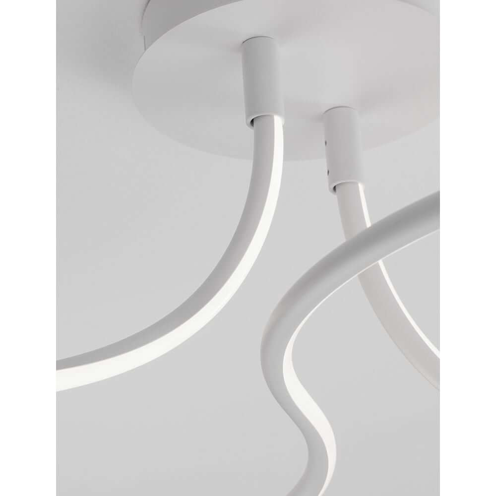 Fungo LED Deckenlampe Weiß - Detailaufnahme der weißen Lichtschläuche und Befestigung.