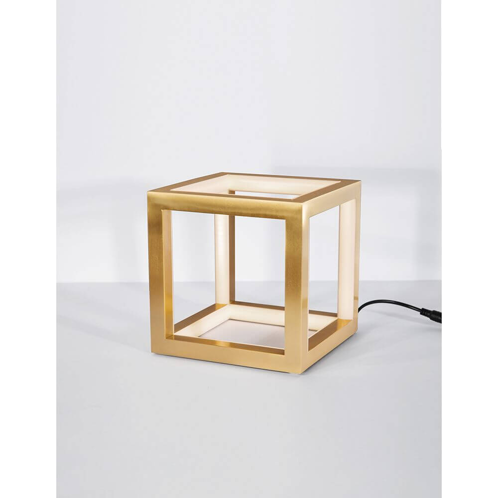Gabbia LED Würfel Tischlampe aus Aluminium und Silikon in edler goldener Farbe, modern und zeitlos.