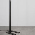 Schlichte GAL Stehleuchte in Schwarz, dimmbar, ideal für Büroarbeitsplätze und modernes Design.