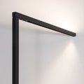 Schwarze LED Stehleuchte für den Büro Arbeitsplatz mit ergonomischem Design und dimmbarer Funktion.