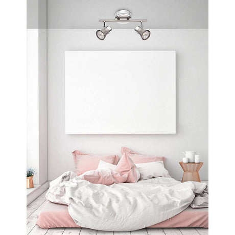 Moderne Nova Luce Galeria Balkenstrahler 2-flammig im Schlafzimmer über einem gemütlichen Bett.