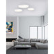 Moderne Gap LED Deckenlampe in einem stilvollen Wohnzimmer über einer komfortablen Couch.