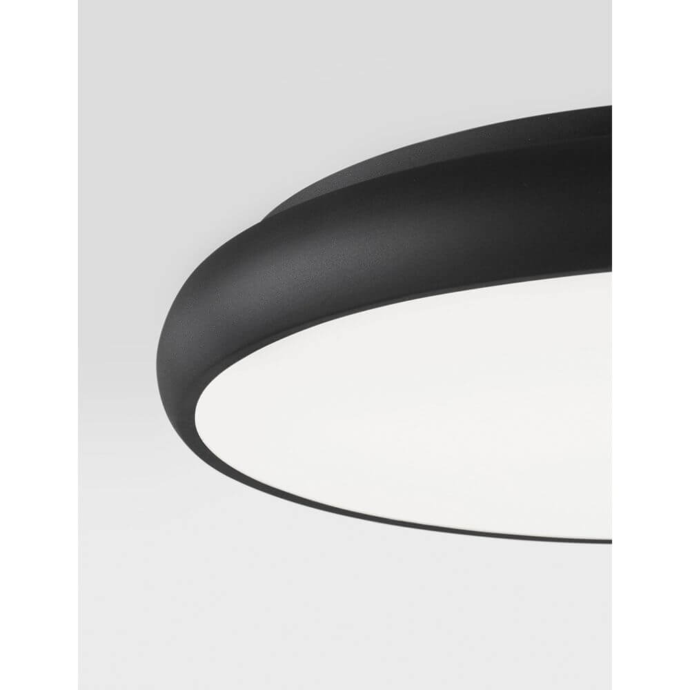 Gap LED Deckenlampe mit minimalistischen Design aus Aluminium und Kunststoff in Schwarz.