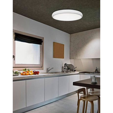 Gap LED Plafonnier dans une cuisine moderne au style minimaliste et à la répartition lumineuse optimale.