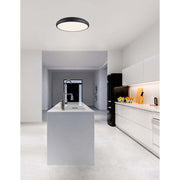 Gap LED Plafonnier dans un intérieur de cuisine moderne avec une répartition lumineuse optimale.