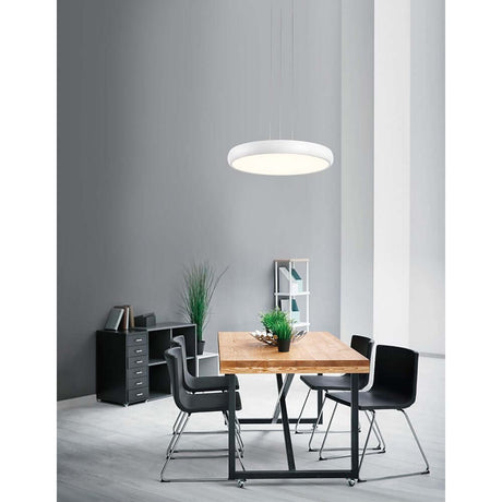 Gap LED Hängelampe Ø 51cm über einem modernen Esstisch in einem stilvollen Raum.