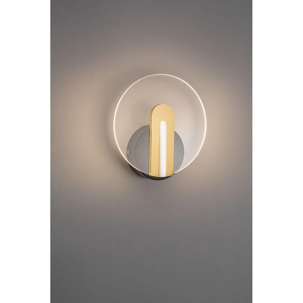 Genti LED Acryl-Wandleuchte Ø 20cm Klar an grauer Wand, stilvolles Design für moderne Innenräume.