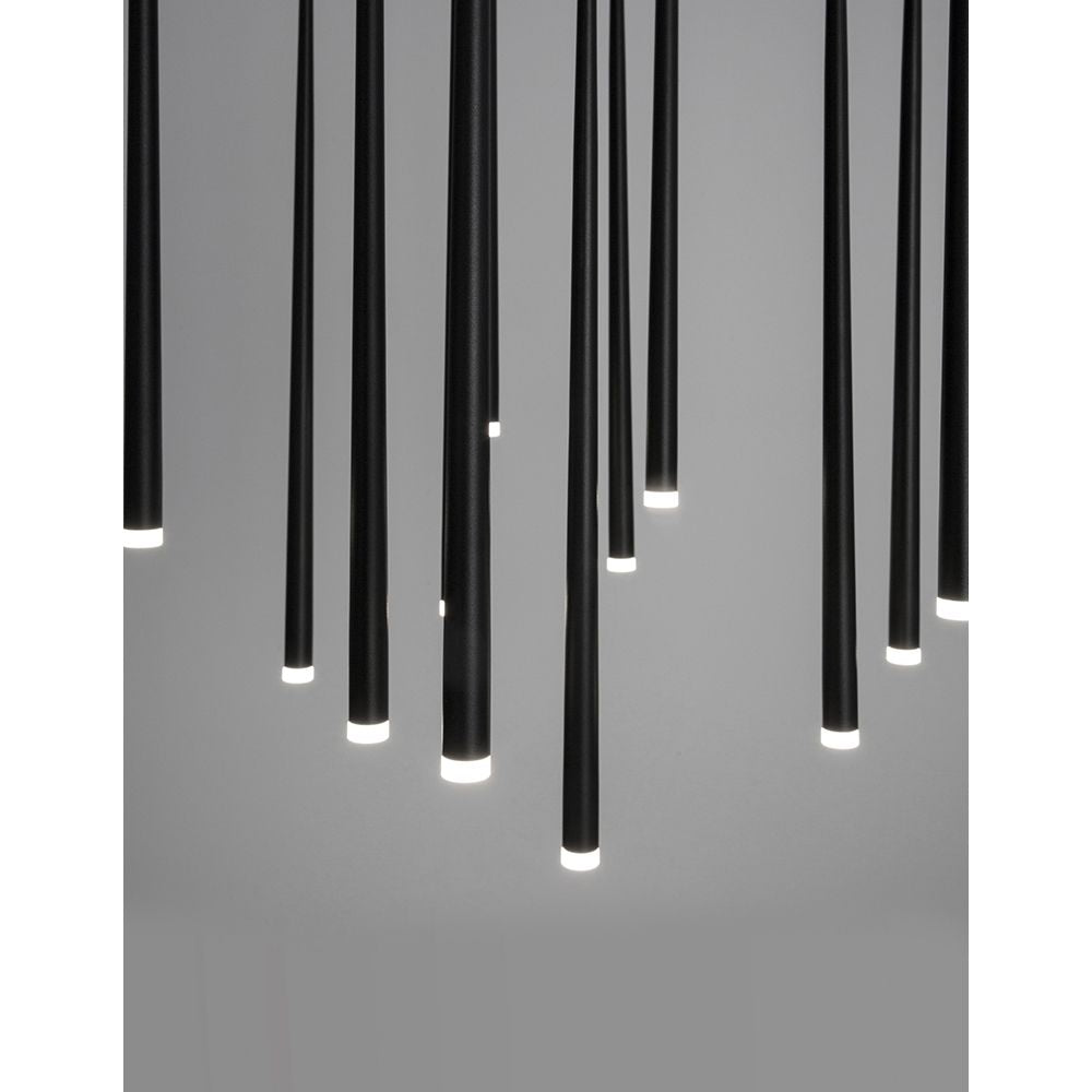 Moderne Pendelleuchte mit hängenden schwarzen Röhren und weißem Licht, ideal für stilvolle Wohnräume.