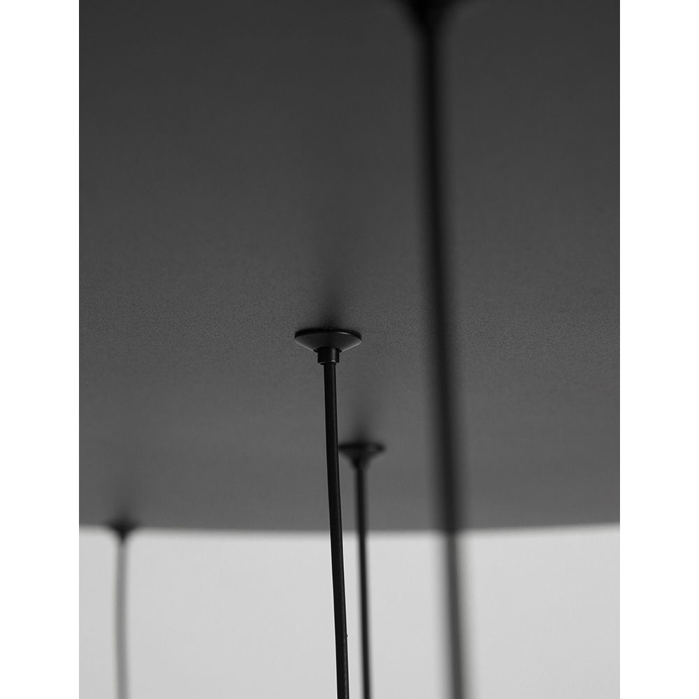 Detailaufnahme der Aufhängung von der Nova Luce Giono LED Pendelleuchte, elegant und modern gestaltet.