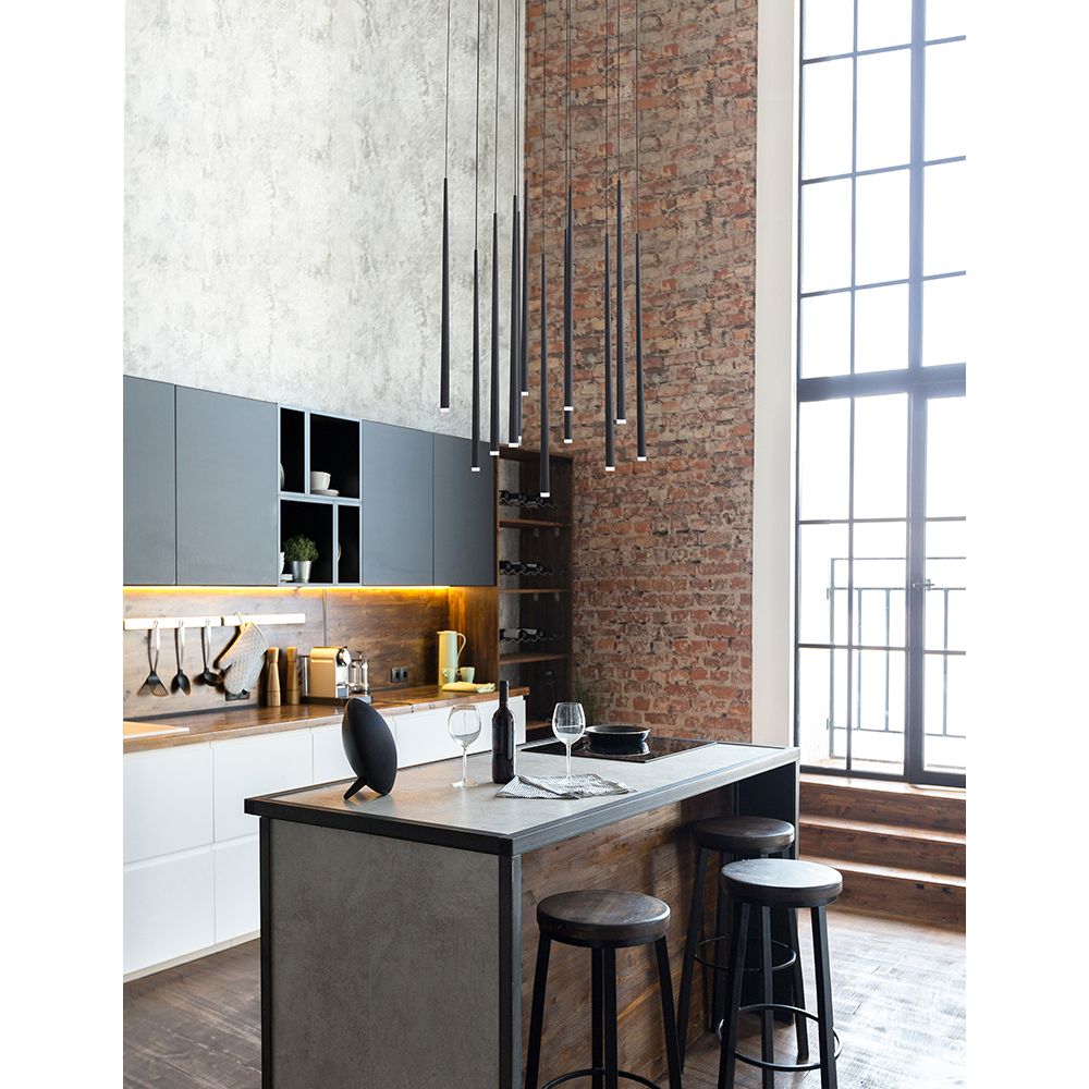 Moderne Küche mit stilvollen Pendelleuchten, eleganten Barhockern und einer rustikalen Backsteinwand.