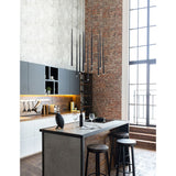 Moderne Küche mit stilvollen Pendelleuchten, eleganten Barhockern und einer rustikalen Backsteinwand.