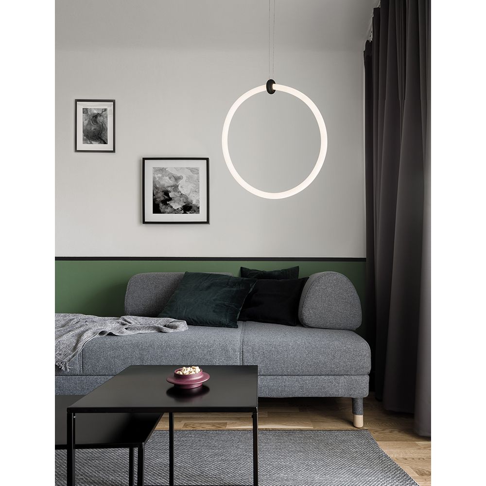 Moderne Girdino LED Acryl-Hängeleuchte in Weiß über grauem Sofa in stilvollem Wohnzimmer.