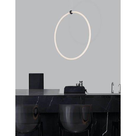 Girdino LED Runde Hängelampe Ø 59,5cm über einer modernen Kücheninsel mit minimalistischer Ästhetik.