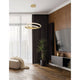 Grania LED Hängeleuchte Matt-Gold in modernem Wohnzimmer mit Holzdetails und eleganter Einrichtung.