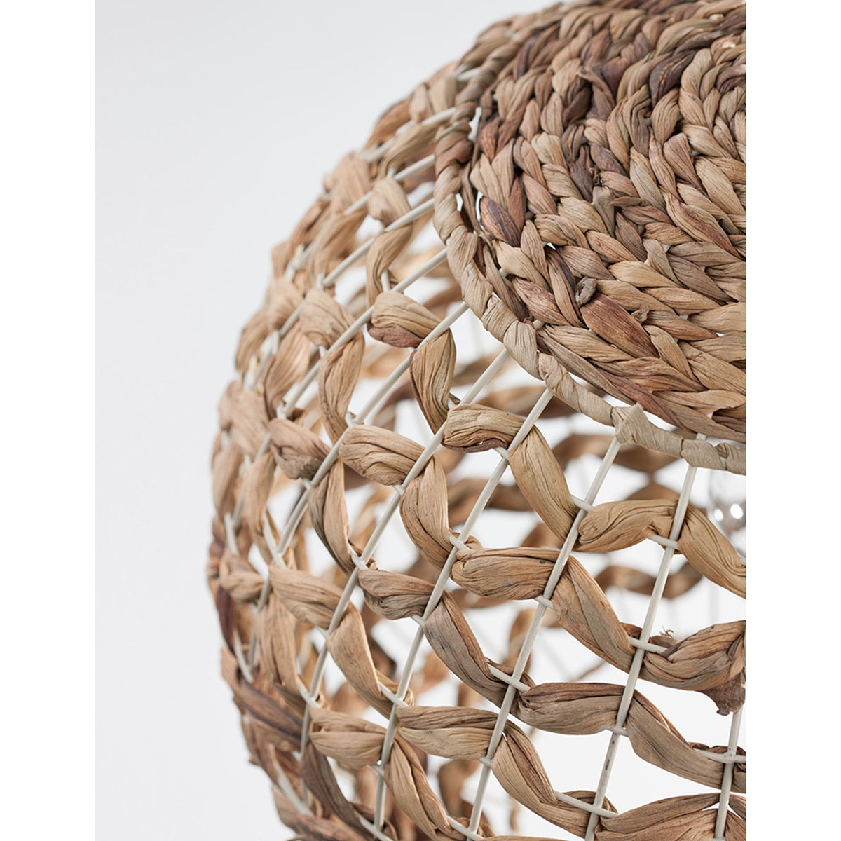 Nova Luce Griffin pendant lamp 40cm made of dried water hyacinth, close-up of the textured woven design