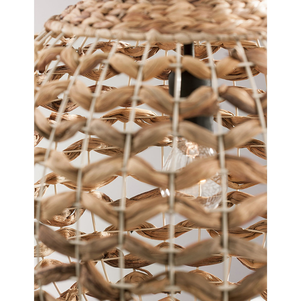 Nova Luce Griffin pendant lamp Ø 40cm made of dried water hyacinth, close-up of weave