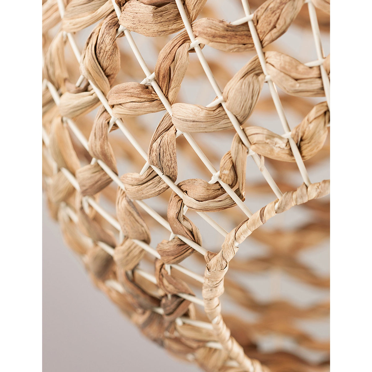 Nova Luce Griffin pendant lamp Ø 40cm made of dried water hyacinth, close-up of the natural-colour woven structure