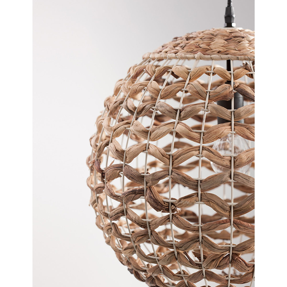 Lampada a sospensione Nova Luce Griffin, Ø 50,5cm, giacinto d’acqua essiccato intrecciato, primo piano