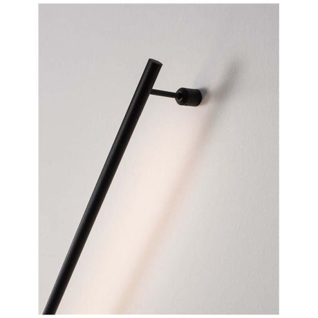 Gropius LED Væglampe 60cm sort monteret på væggen, minimalistisk design med varmt hvidt lys