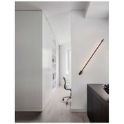 Gropius LED applique murale noire sur un mur blanc moderne dans un intérieur élégant.