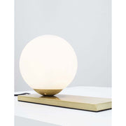 Grus Kugel-Tischlampe Messing, Weiß mit modernem Glas- und Metall-Design für Wohnzimmer oder Schlafzimmer
