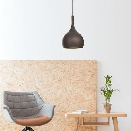 Hängeleuchte Nuorese Braun über einem modernen Stuhl in einem hellen Raum mit Holzwand.