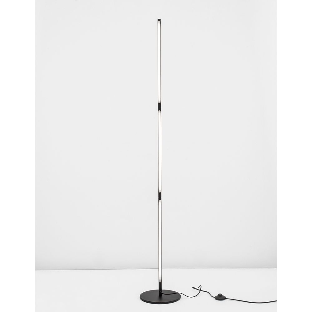 Moderne, minimalistische Stehlampe in Schwarz mit warmweißem Licht, ideal für Wohnzimmer.
