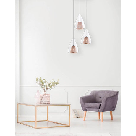 Hugo Hängelampe 3-flammig Roségold in modernem Wohnraum mit eleganten Möbeln.