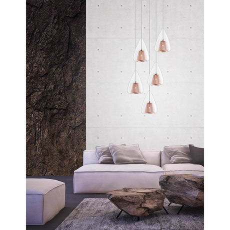 Hugo Hängelampe 5-flg. Roségold über einem modernen Wohnzimmer mit eleganten Möbeln.