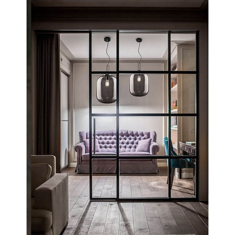 Hunter Pendellampe Glass røykfarget over en stilfull stue med elegant sofa.