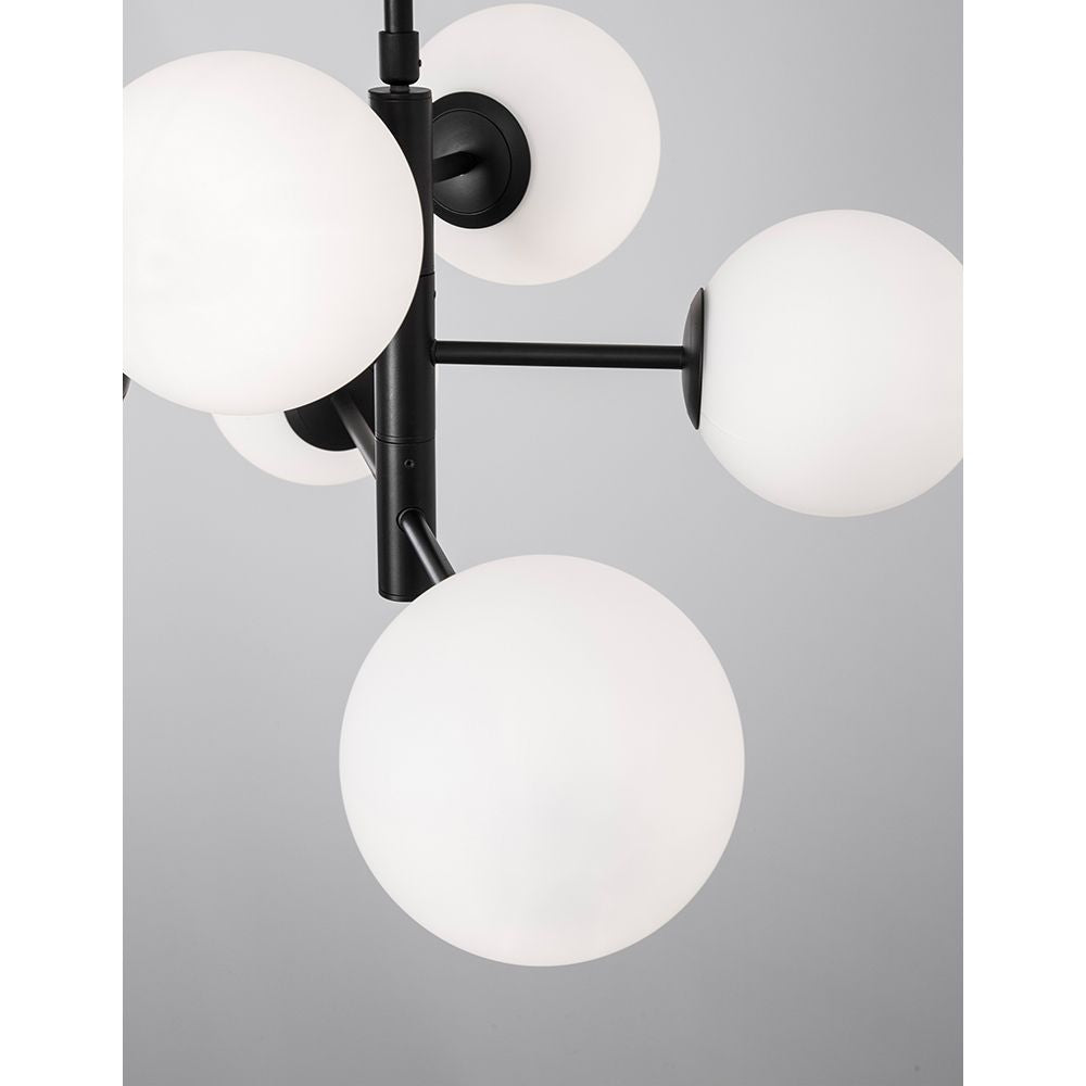 Impero Hängelampe 6-flg. in Schwarz mit Glas-Kugeln für stilvolle Wohnräume.